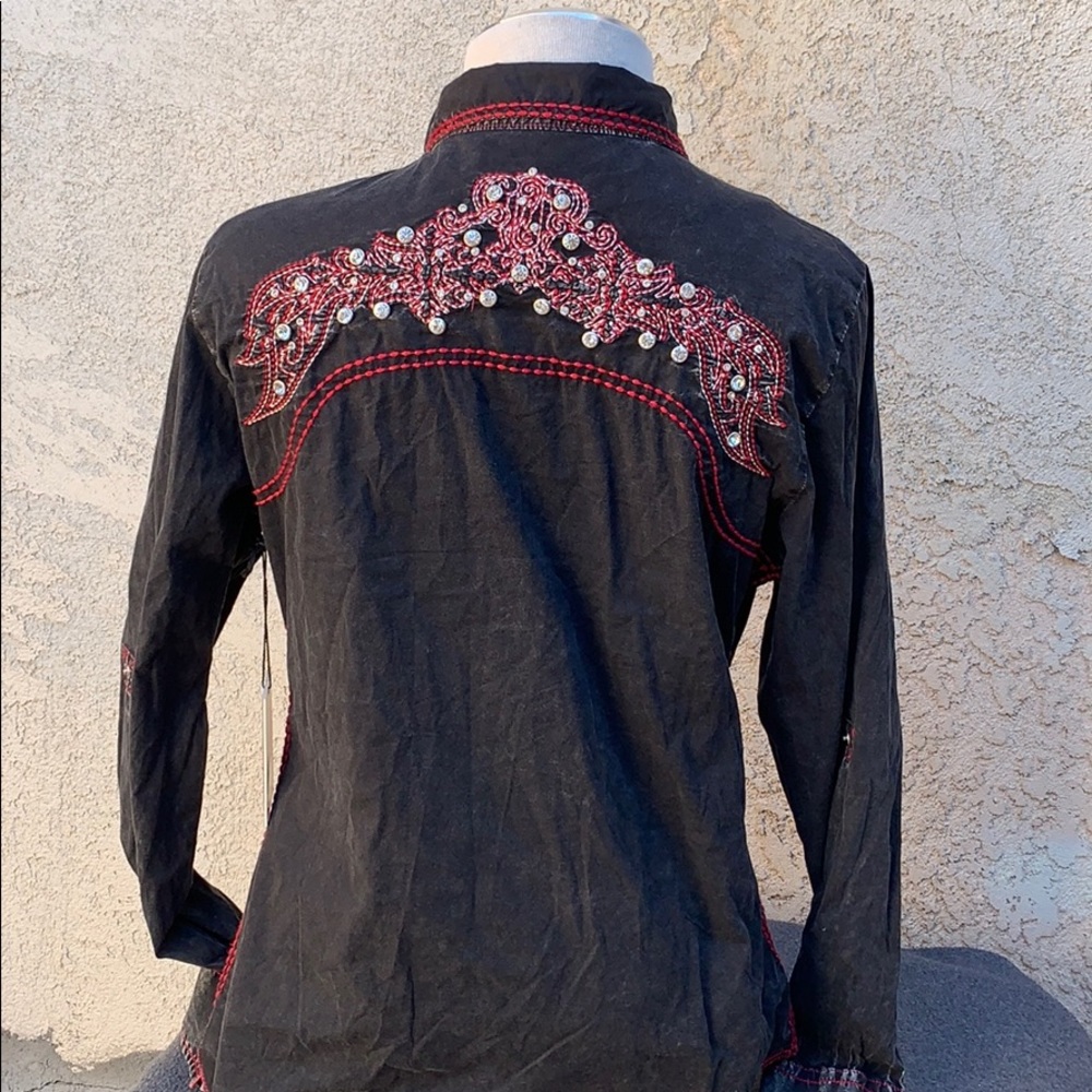 Roar NWT. Women’s Weatern Top Size Large